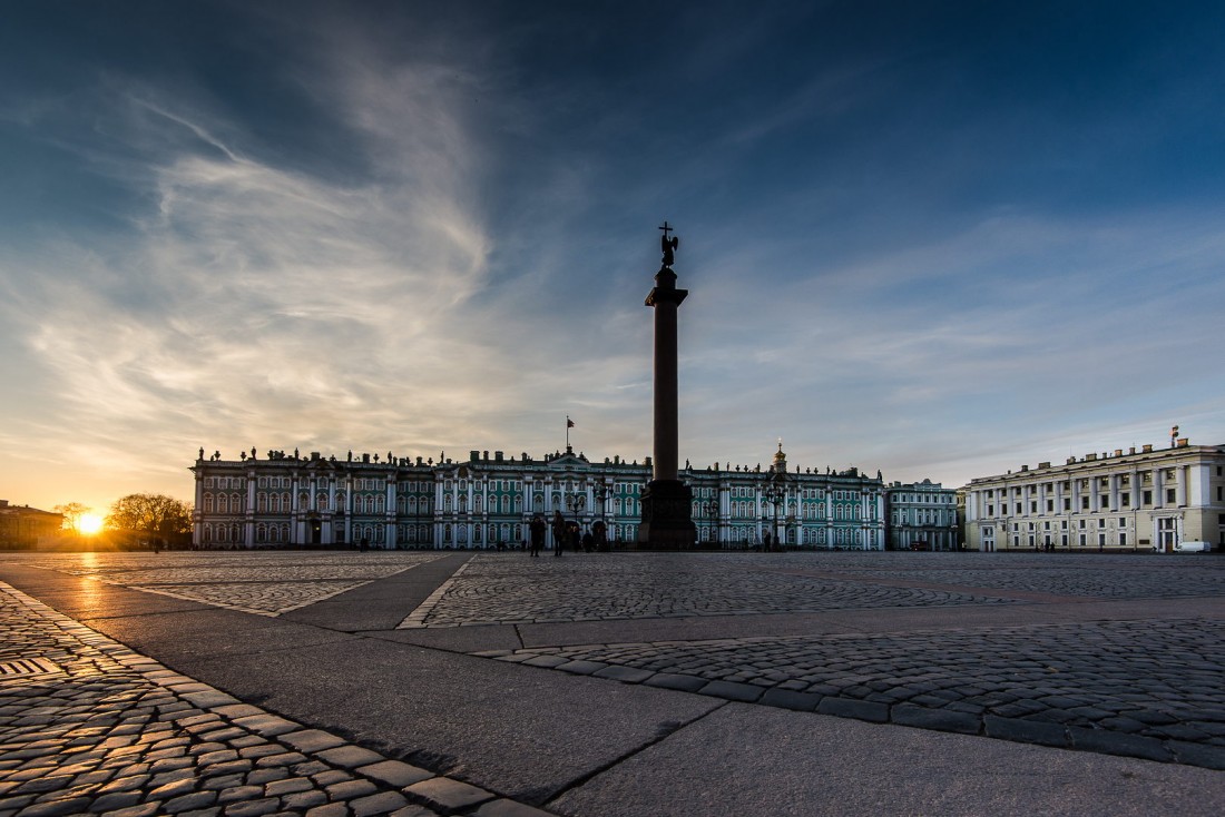 La Place du Palais à Saint-Pétersbourg : c’est ici que se trouve le Palais d’Hiver, siège du Musée de l’Ermitage | © ##Gregory Kutuzov@@https://500px.com/barlo
