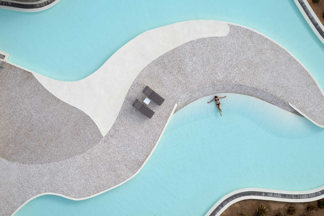 La piscine lagon où les enfants s'en donnent à cœur joie © Summer Senses Paros