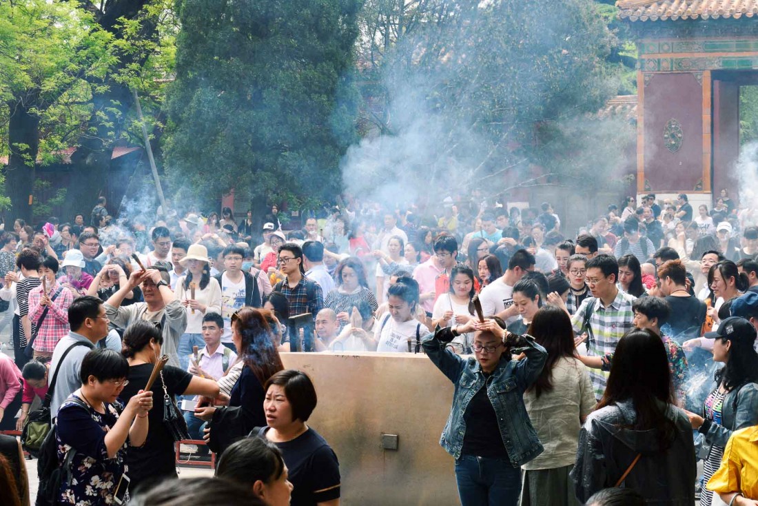 La ferveur s’installe lors des fêtes religieuses au temple de Yonghe. © Pierre Gunther / YONDER.fr