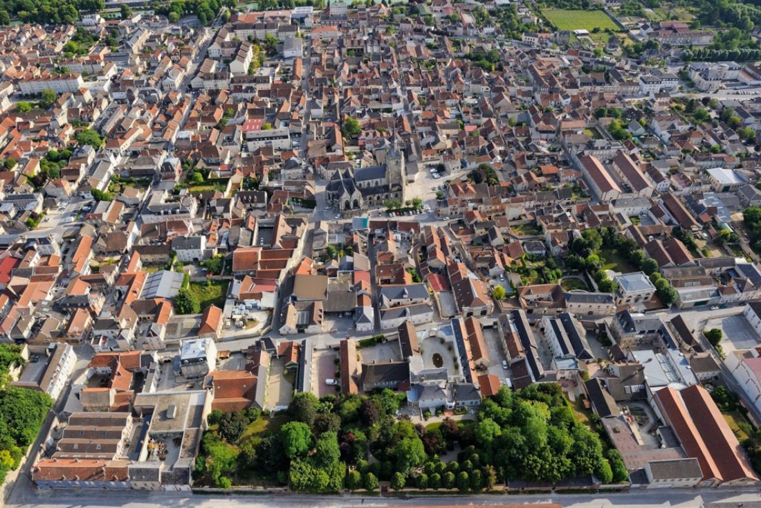 Vue aérienne d'Aÿ, bourg viticole à deux pas d'Épernay © Michel Jolyot/Association Paysages du Champagne