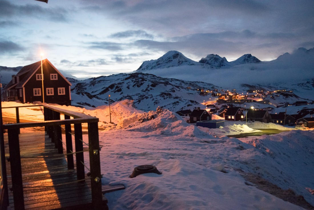 Tasiilaq la nuit depuis l'hôtel Ammassalik.