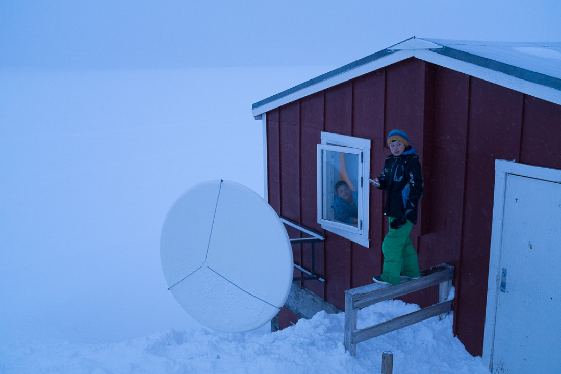 Une maison surplombant le fjord après qu'il a neigé.