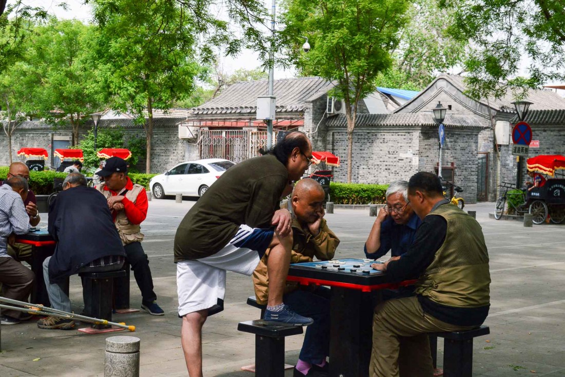 Les anciens se rassemblent autour d’un jeu d’échec derrière la tour du Tambour © Pierre Gunther / YONDER.fr