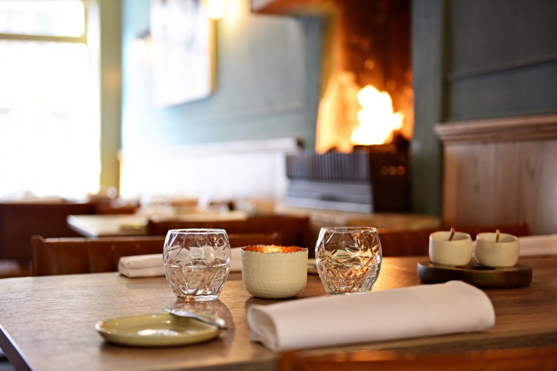 Intérieurs avec cheminée au Restaurant Komtuveu © DR