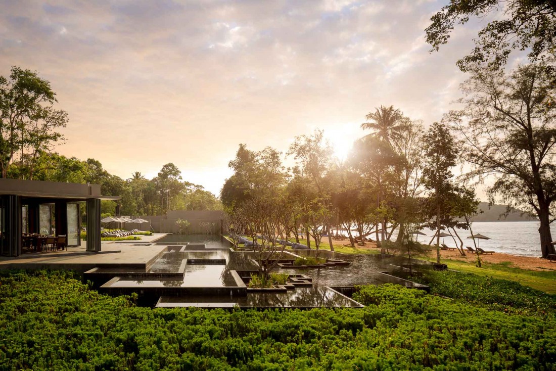 La piscine à débordement s’étage en bassins vers l’océan, pour un coucher de soleil inoubliable depuis le Sunset Bar © DR