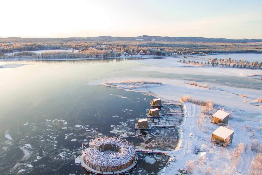 L’Arctic Bath flotte sur la rivière Lule, prise par les glaces en hiver © Anders Blomqvist