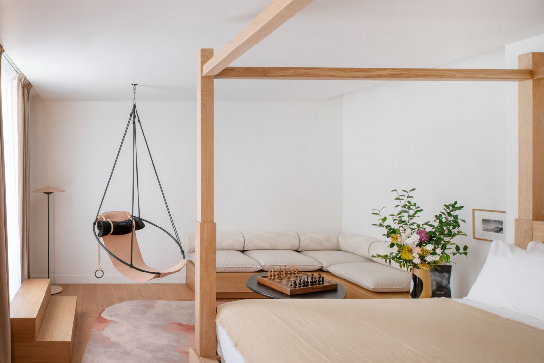 À l'hôtel Nuage, un fauteuil-suspendu dans les airs dans la suite du premier étage © Ambroise Tézenas