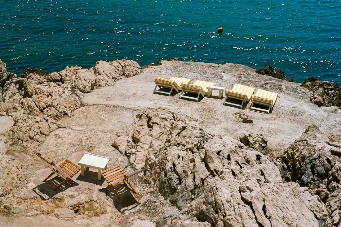 Le Tuba a posé ses transats sur les rochers, face aux Calanques de Marseille © Juliette Abitbol-Edouard Sanville