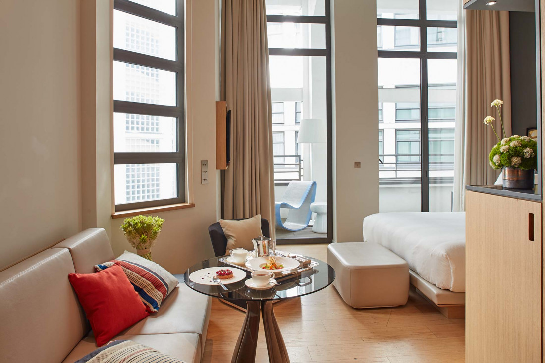 Hôtel Le Cinq Codet | Décor contemporain dans une chambre © Antoine Schramm