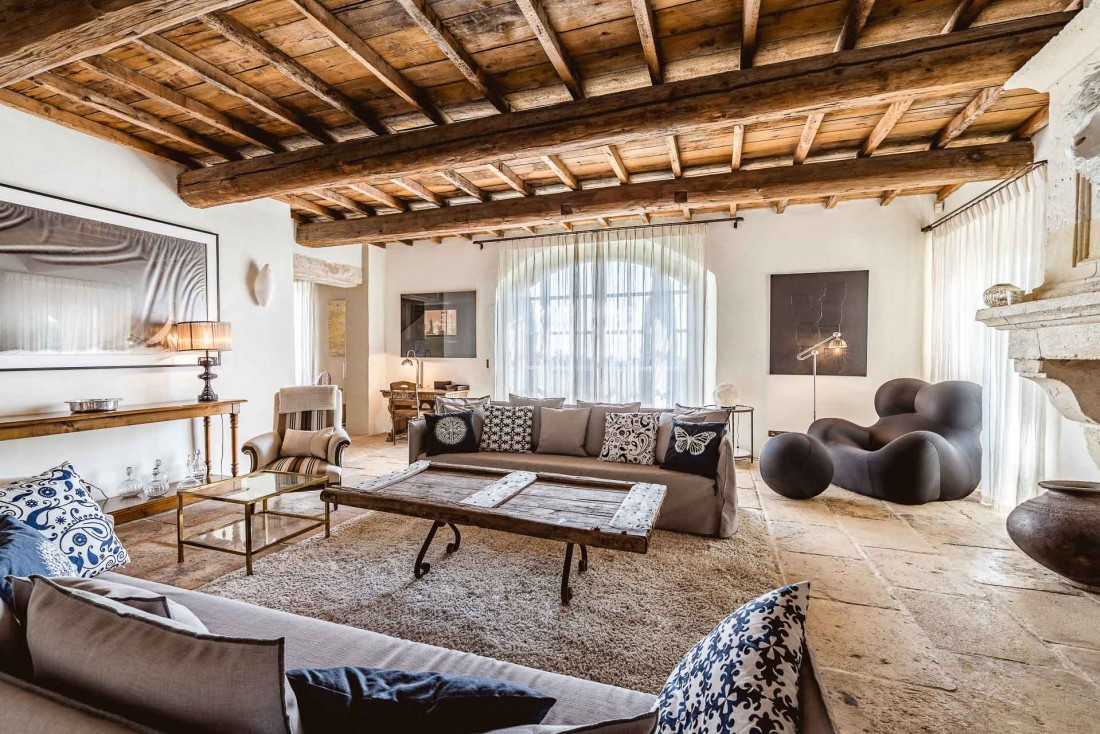 Le salon du mas privatisable du Hameau des Baux mêle mobilier vintage de grand designers et touches contemporaines © Yoan Chevojon