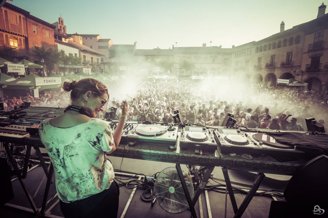 Sonja Moonear rayonnante à la Plaza Mayor du Poble Espanyol pendant le festival IR BCN | © GBK.Photos 