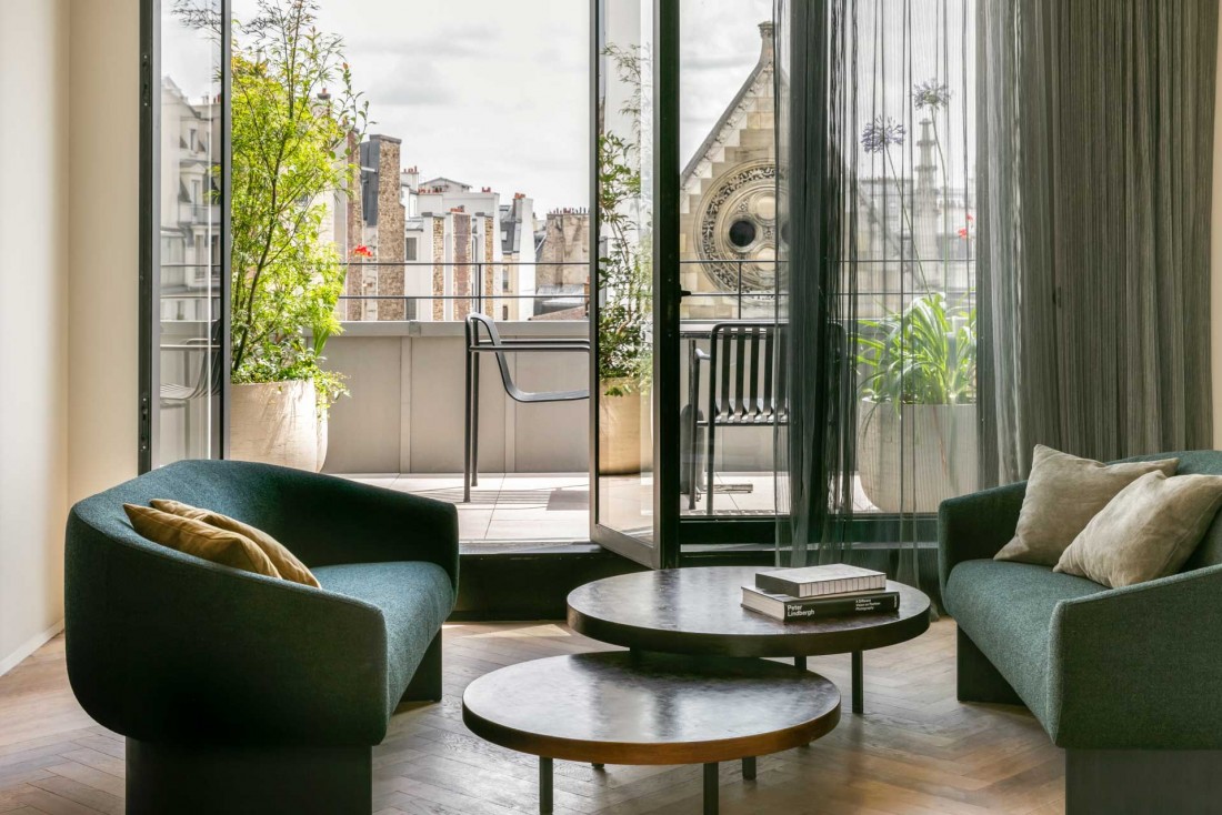 D’une surface d’une centaine de mètres carré, le Penthouse dispose d’une chambre sur cour, d’un salon TV, d’un double living (salon cheminée et salle à manger), d’une cuisine équipée, d’une terrasse et d'une vue sur le square voisin © Jérôme Galland