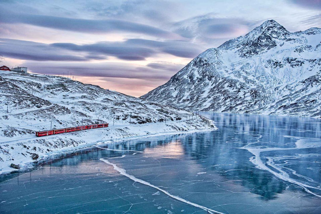 Un train régional de la RhB circule au bord du Lago Bianco, un tronçon de ligne emprunté par le Bernina Express © Suisse Tourisme