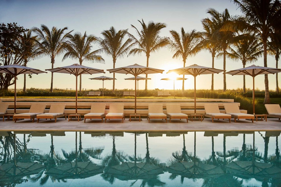 Au bord de l'une des trois piscines du tout nouveau Four Seasons Hotel at The Surf Club, au nord de Miami Beach © Four Seasons Hotels @ Resorts