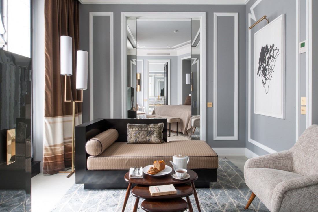 À l'intérieur de l'une des suites, très élégantes, du Nolinski, boutique-hôtel de luxe à la décoration signée Jean-Louis Deniot © Guillaume de Laubier