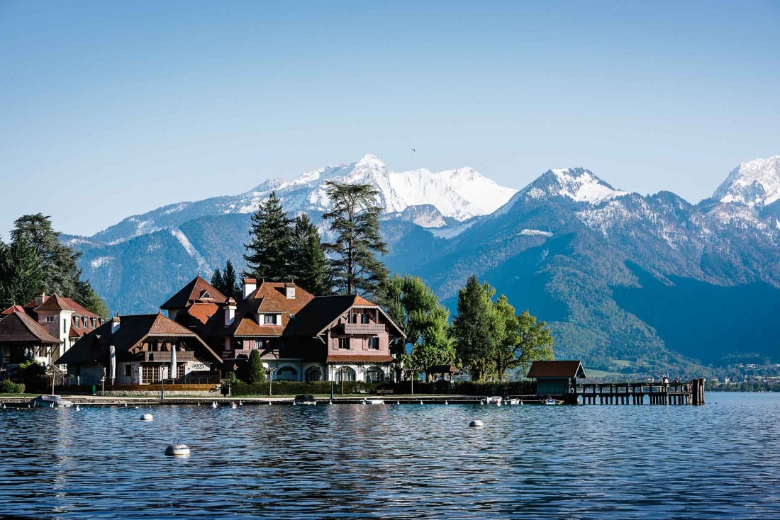 L'Auberge du Père Bise bénéficie d'un emplacement privilégié sur les rives du lac d'Annecy en Savoie © Franck Juery 