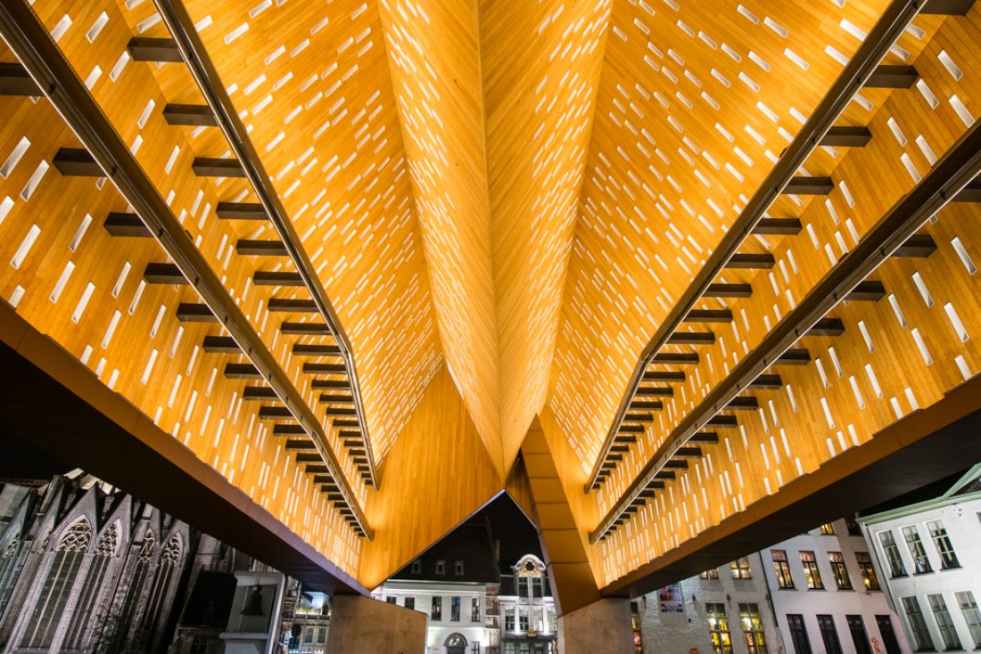 La nouvelle Halle de la Ville aux lignes très contemporaines. Comme pour les autres monuments gantois, un éclairage splendide qui fait ici partie intégrante de l’architecture. © VisitGent