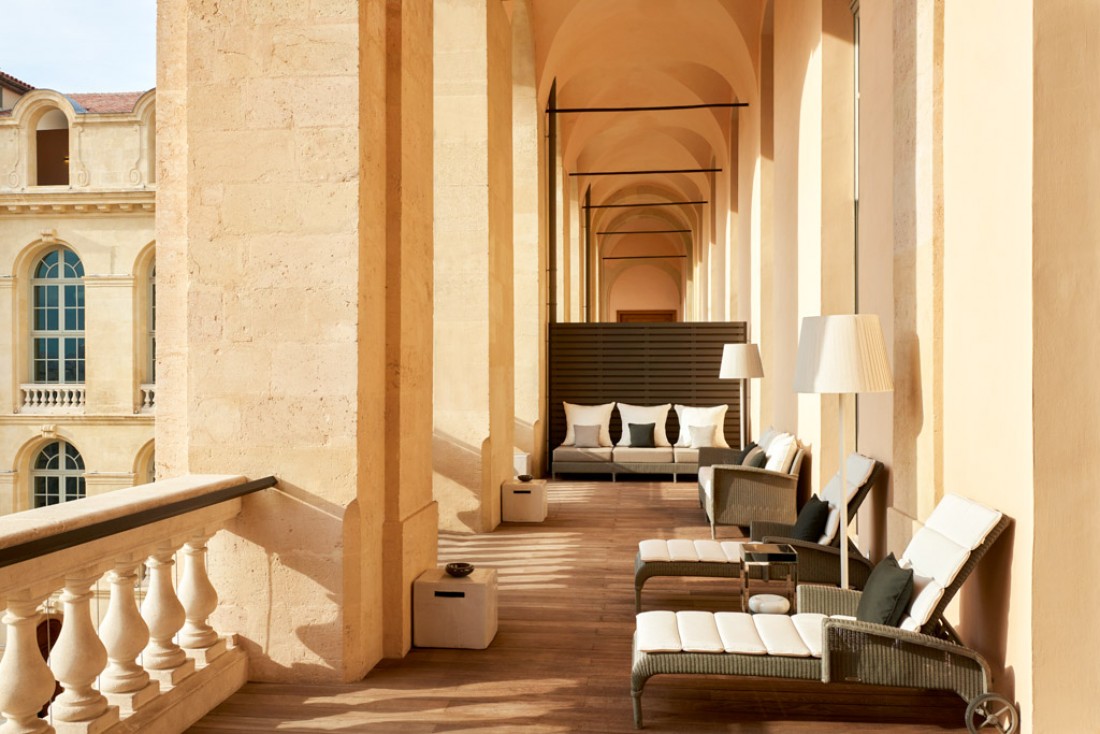 Chic absolu sur l'immense terrasse privée de la Suite Présidentielle de l'InterContinental Marseille – Hôtel Dieu © IHG