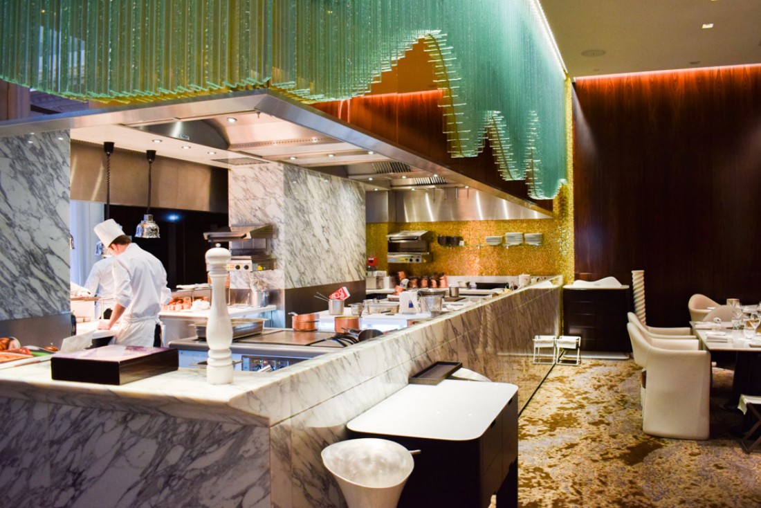 La Scène, au Prince de Galles, dispose de l'une des plus belles cuisines ouvertes de Paris © YONDER.fr