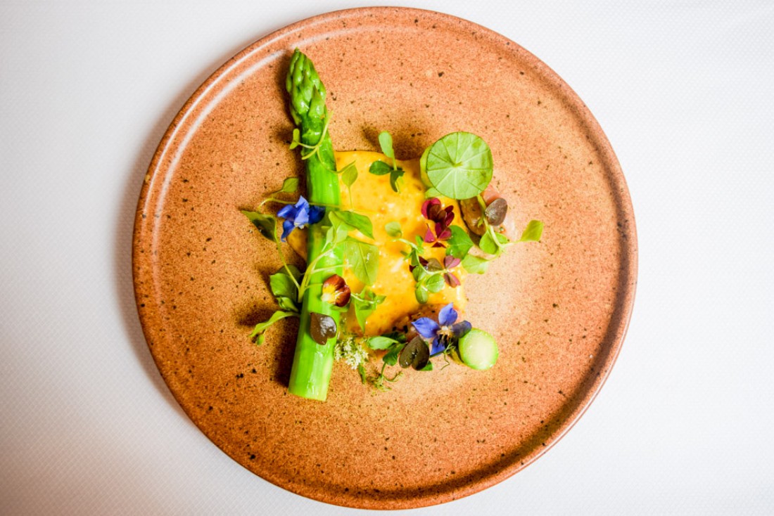 Asperge verte des Alpilles, mayonnaise oeuf cuit à basse température, tartare de veau de lait © Yonder.fr