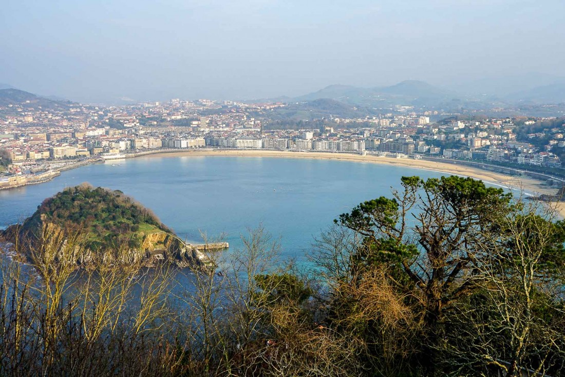 Vue la somptueuse Baie de la Concha depuis les hauteurs du Mont Igueldo © YONDER.fr