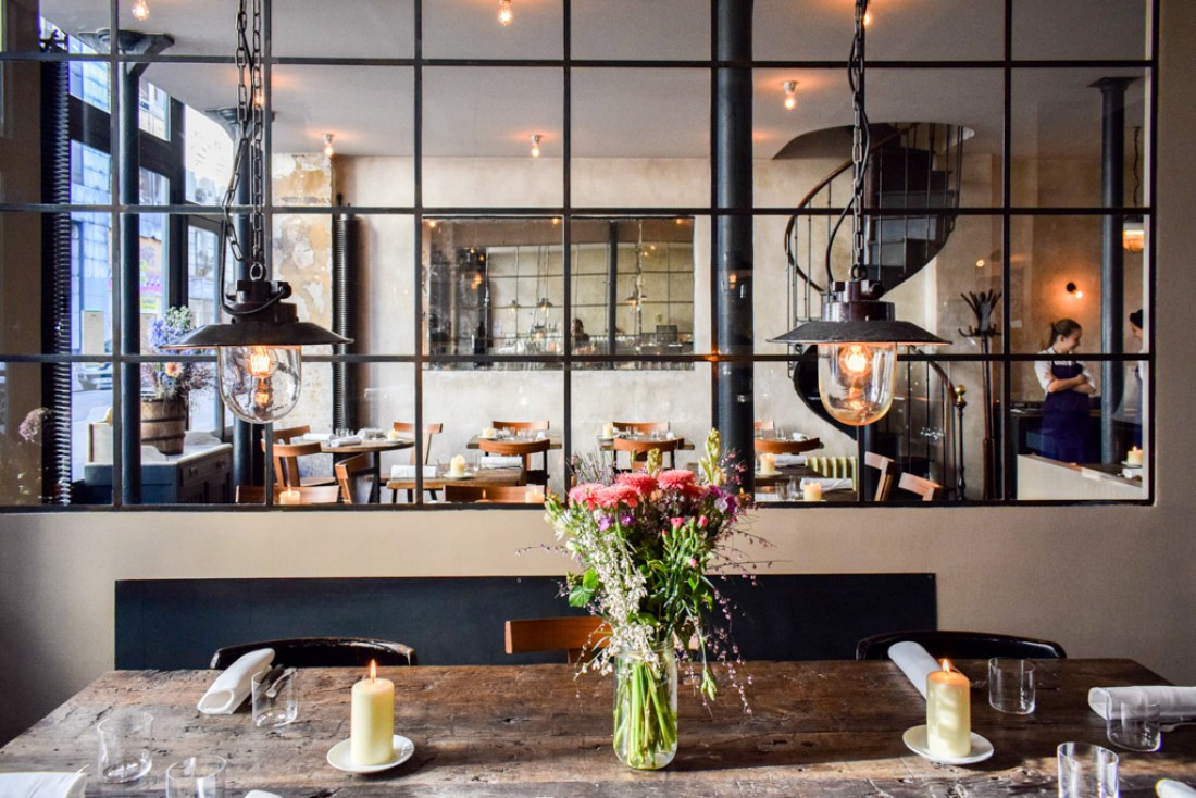 Atmosphère rustico-industrielle chic chez Septime © YONDER.fr