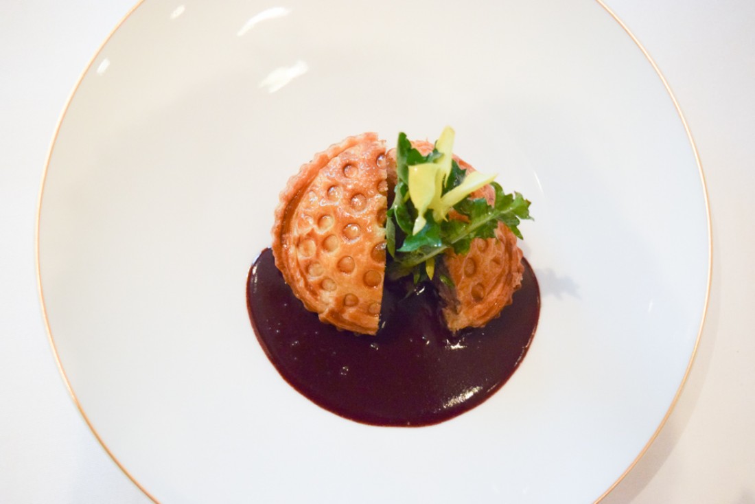 La tourte feuilletée de canard, sauce rouennaise : un plat inspiré de l'héritage gastronomique traditionnel du Taillevent © Yonder.fr