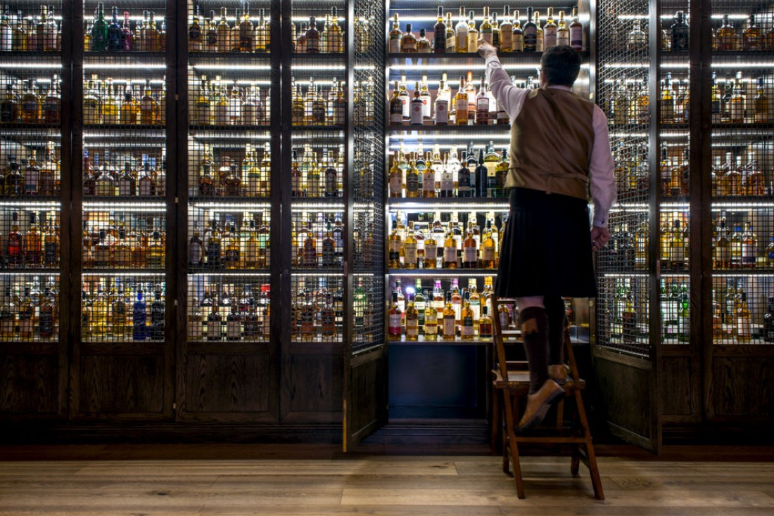 À l'intérieur du bar à whisky de l'hôtel, Scotch © Rocco Forte Hotel