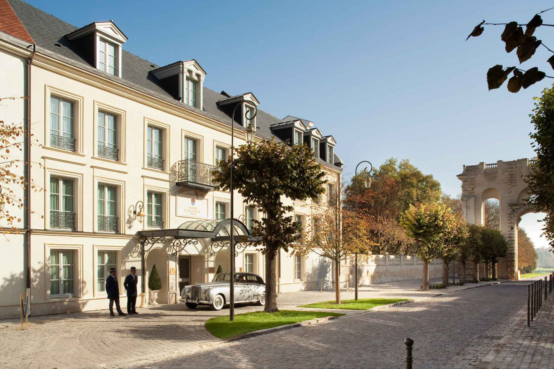 Arrivée à l'Auberge du Jeu de Paume © DR