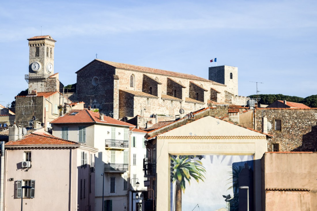 L'église Notre-Dame-de-l'Espérance sur les hauteurs du quartier du Suquet © Yonder.fr