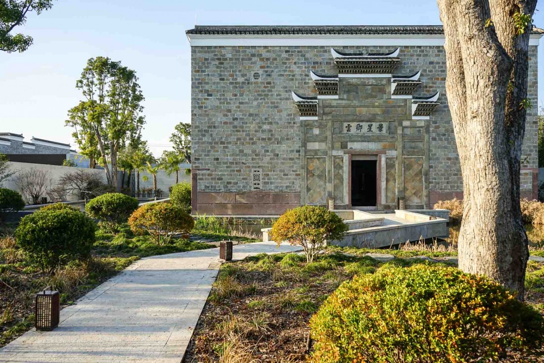 Chemin menant à l'une des villas historiques, reconstruite brique par brique © YONDER.fr