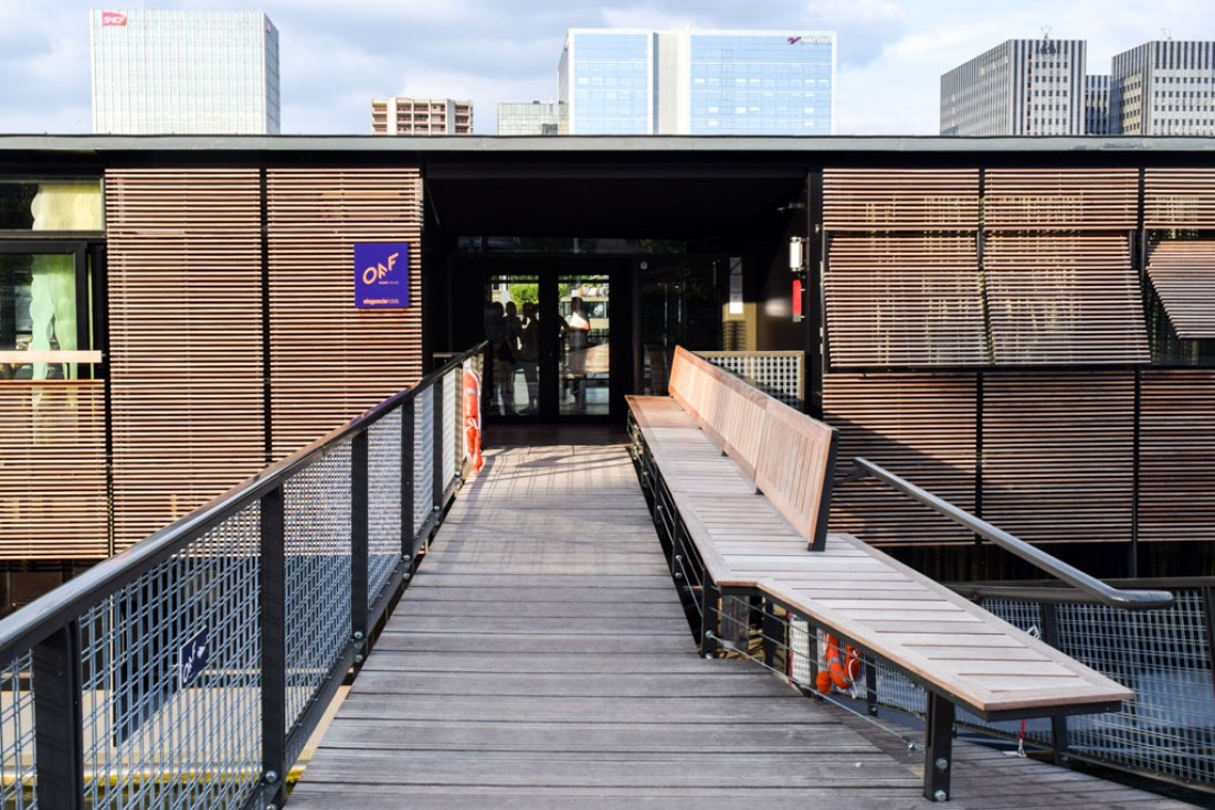 Bienvenue au OFF Paris Seine. Pour accéder à l'hôtel, les clients sont priés d'emprunter une passerelle © Yonder.fr