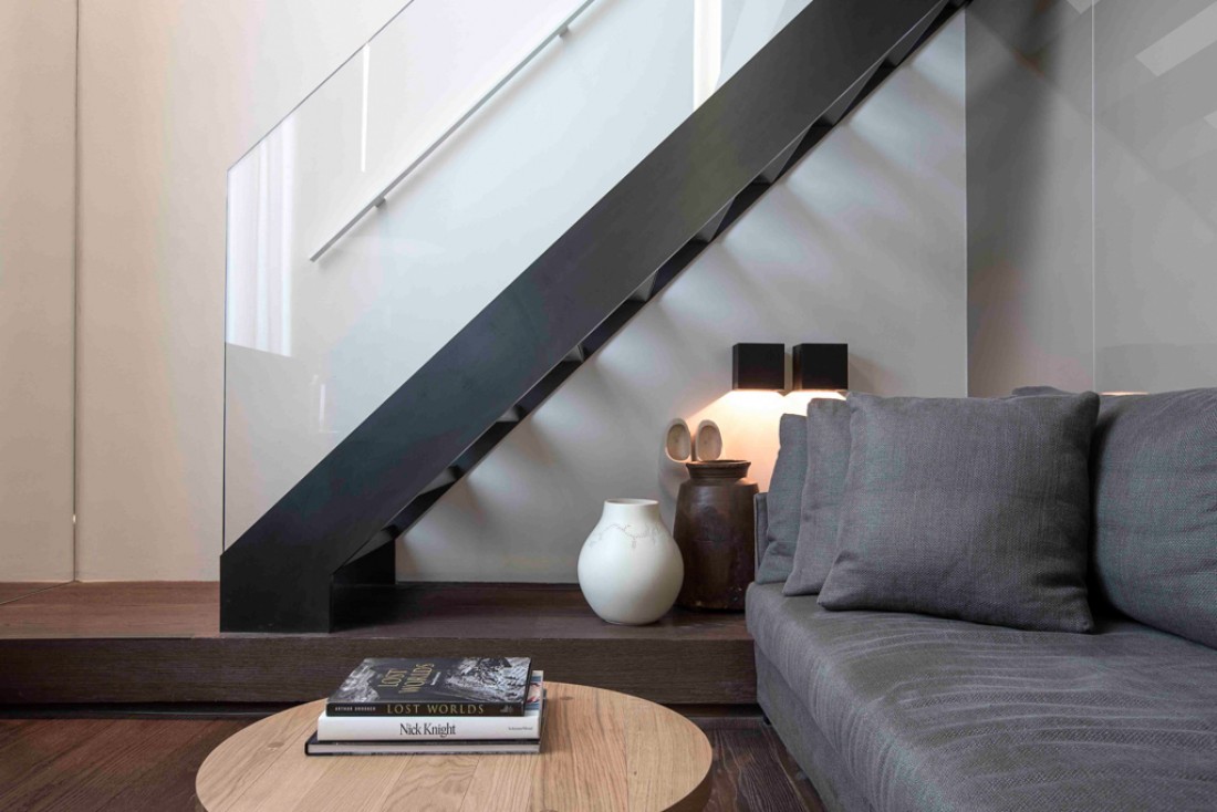 Design sobre et élégant dans une chambre Duplex Deluxe @ Conservatorium Hotel