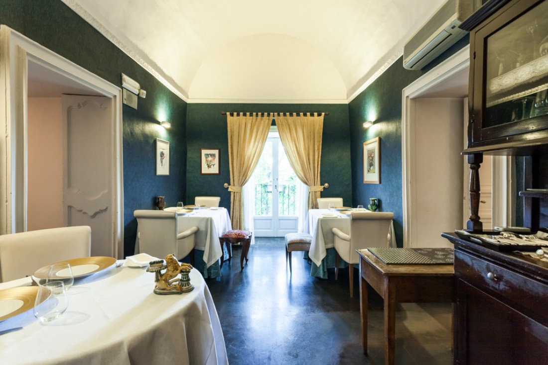 Intérieurs élégants au Duomo, la grande table doublement étoilée de Ciccio Sultano à Raguse © DR