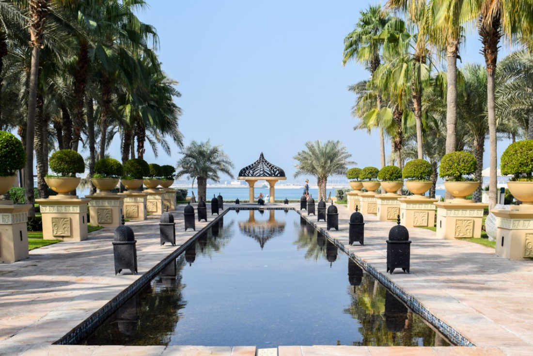 Fontaines et bassins peuplent les immenses jardins faisant face à la mer © YONDER.fr