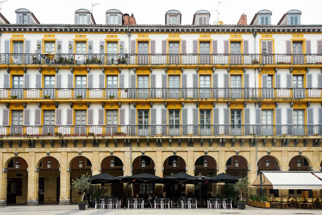 La Place de la Constitution, centre névralgique de Parte Vieja, la Vieille Ville © YONDER.fr