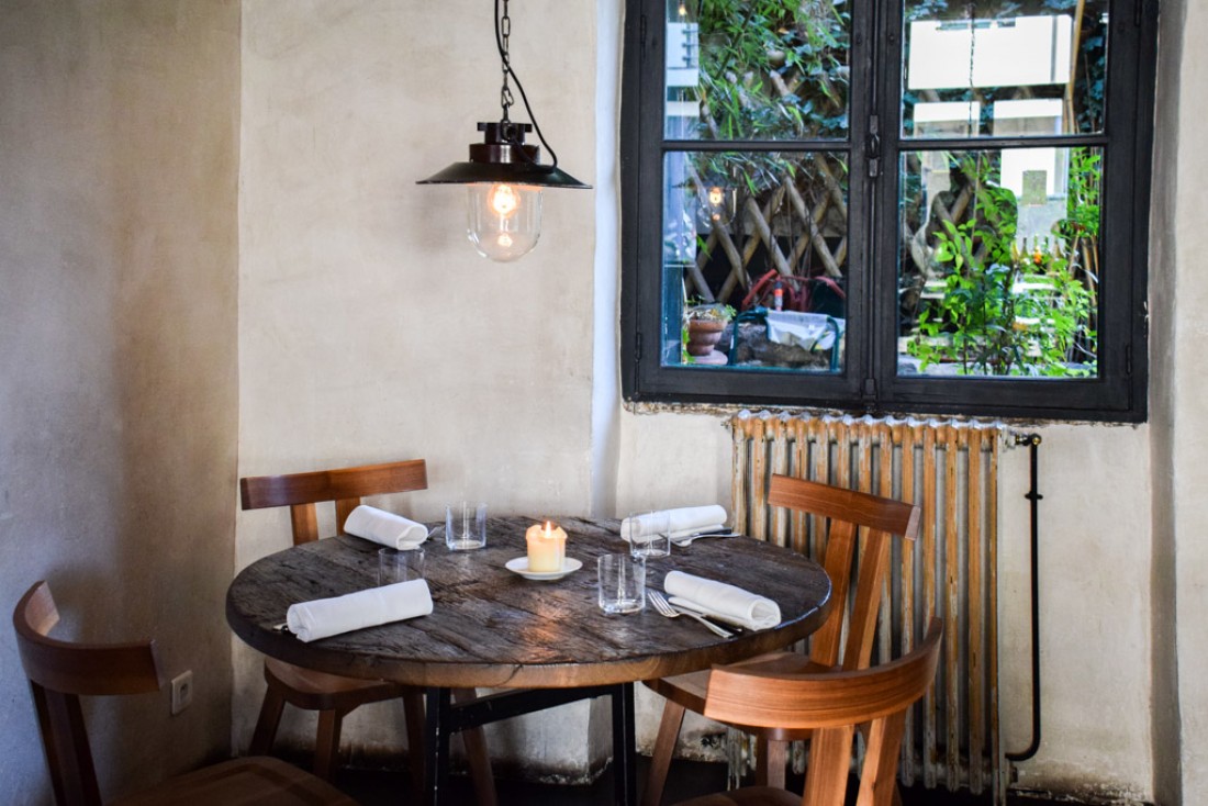 Particularité étonnante du restaurant, il s'ouvre sur un petit jardin © YONDER.fr