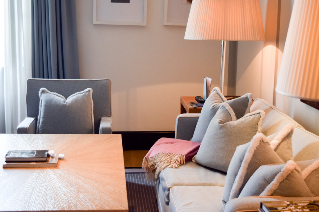 À l'intérieur du salon ultra chic de la Via Condotti Suite, l'une des deux suites signatures de Portrait Roma © Yonder.fr