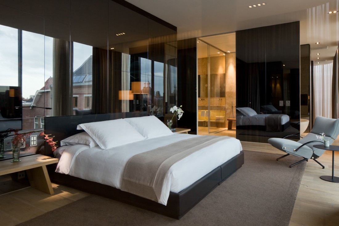 La fastueuse chambre à coucher du Penthouse, la plus grande suite de l'hôtel @ Conservatorium Hotel