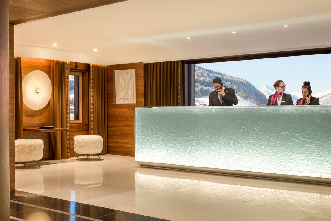 Vues sur la vallée et bloc en verre évoquant un glacier à la réception © Four Seasons
