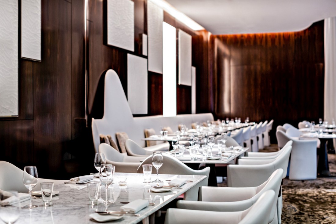 La salle imaginée par Bruno Borrione joue la carte des matières nobles et des contrastes © Prince de Galles