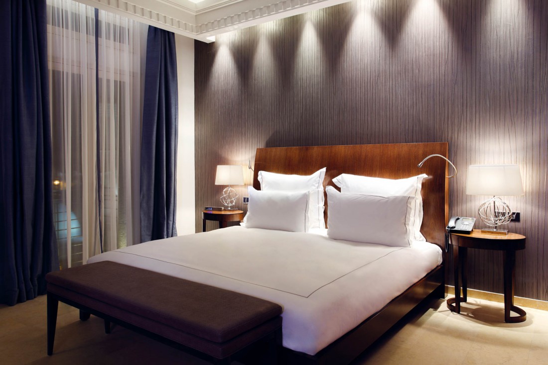 Décor contemporain épuré dans les chambres et suites © Le Gray Beirut