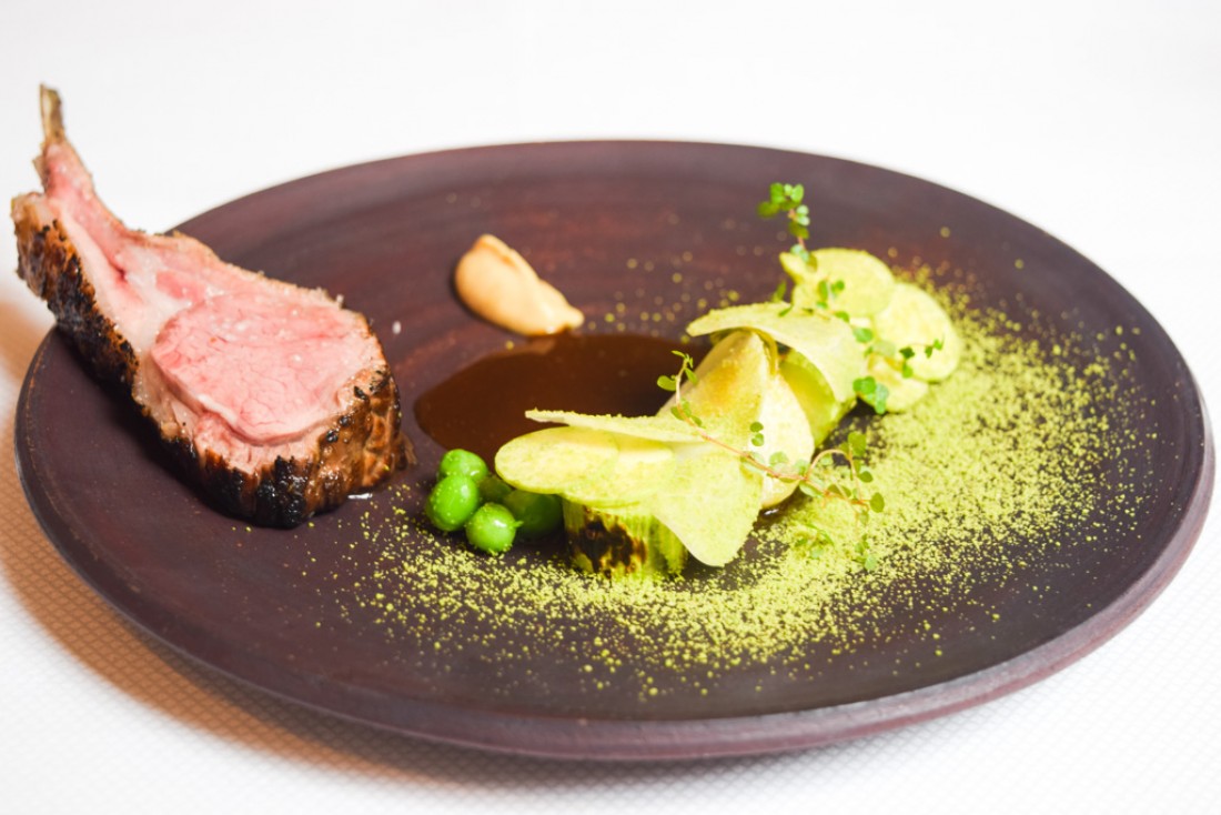 Agneau de Pré Salé cuit au charbon japonais, courgettes, crème d'ail nouveau © Yonder.fr