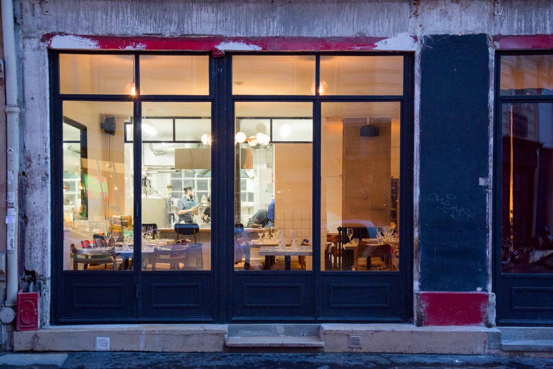 La façade anonyme, ou presque, du restaurant, rue de la Fontaine au Roi (Paris 11ème) © Robert