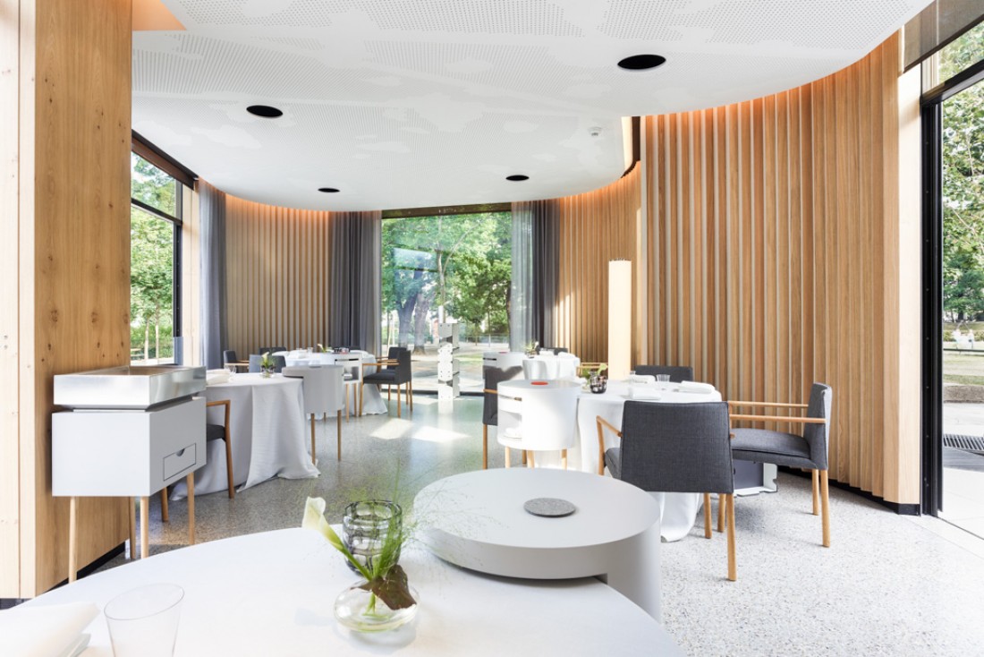 L'élégante salle à manger, lumineuse et contemporaine de Steirereck im Stadtpark, le meilleur restaurant de la ville © Steirereck GmbH