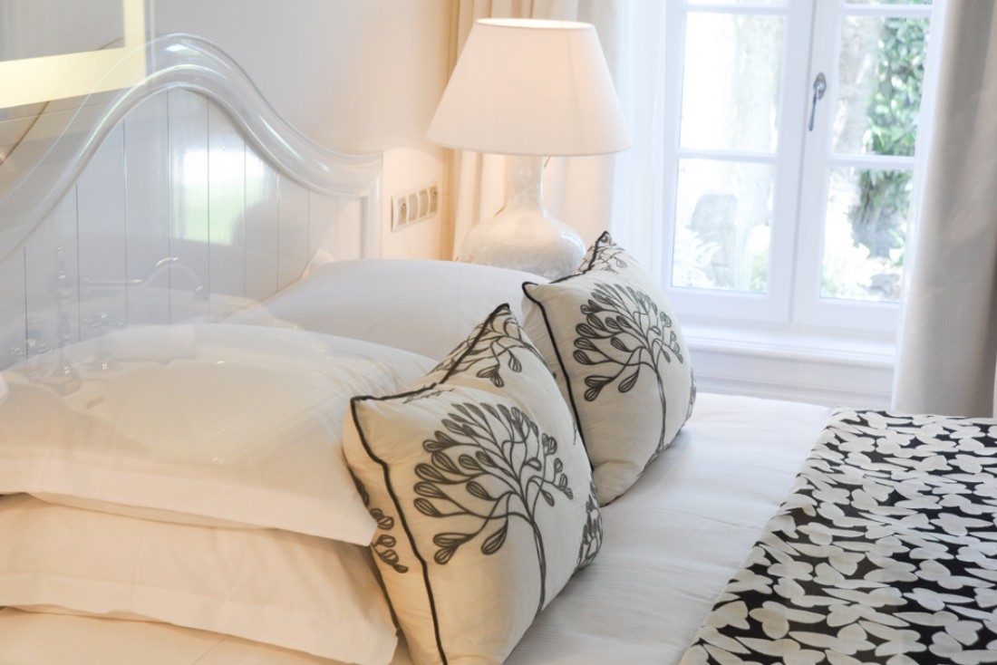 Bois et tons clairs dans les chambres et suites © Villa Clarisse