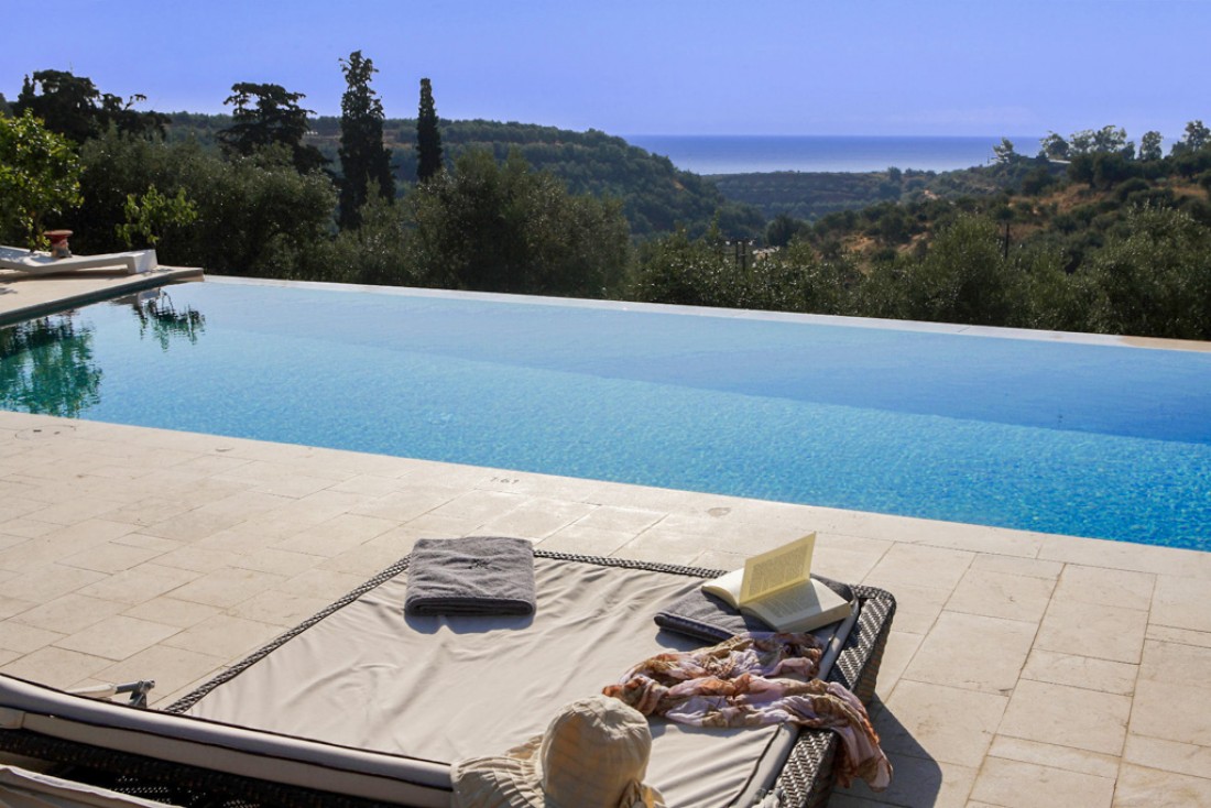 L'hôtel de dispose de deux piscines dont ce bassin intimiste, façon infinity pool © Kinsterna