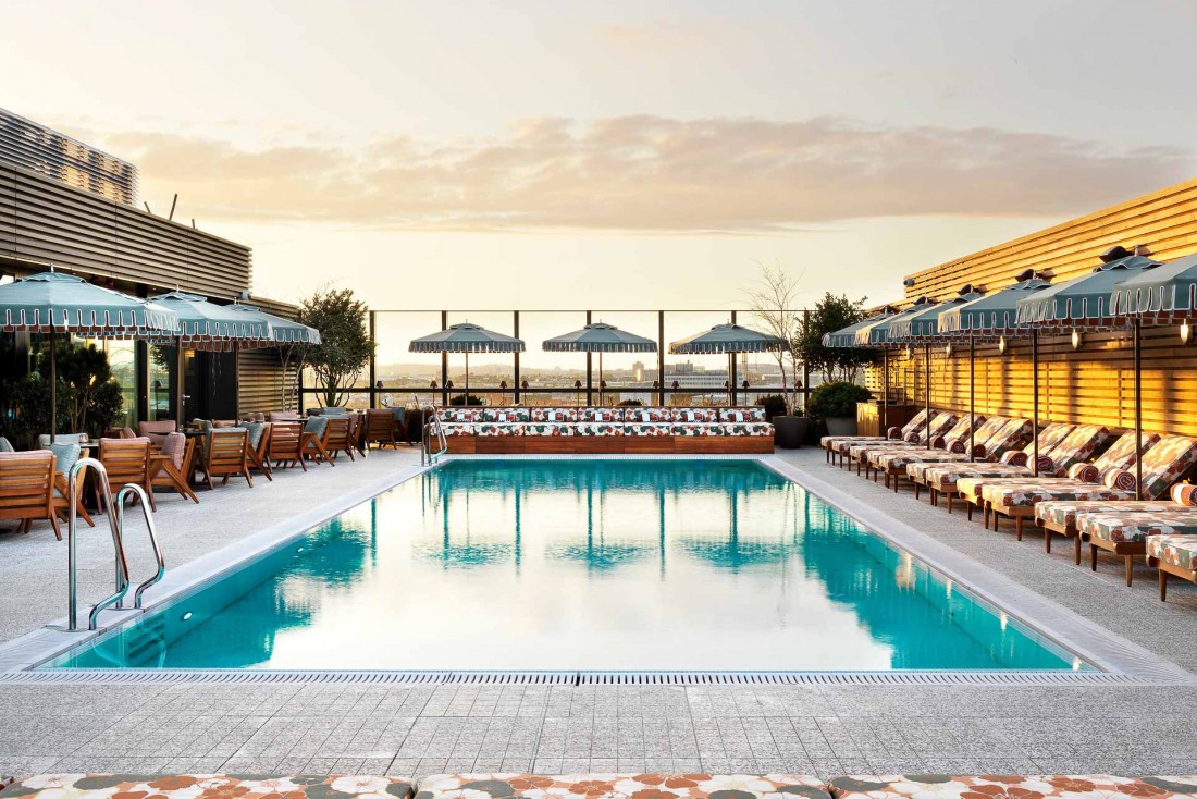 Rooftop avec piscine au sommet de la White City House, l'une des dernières réalisations signées Soho House dans les anciens studios de la BBC © Soho House