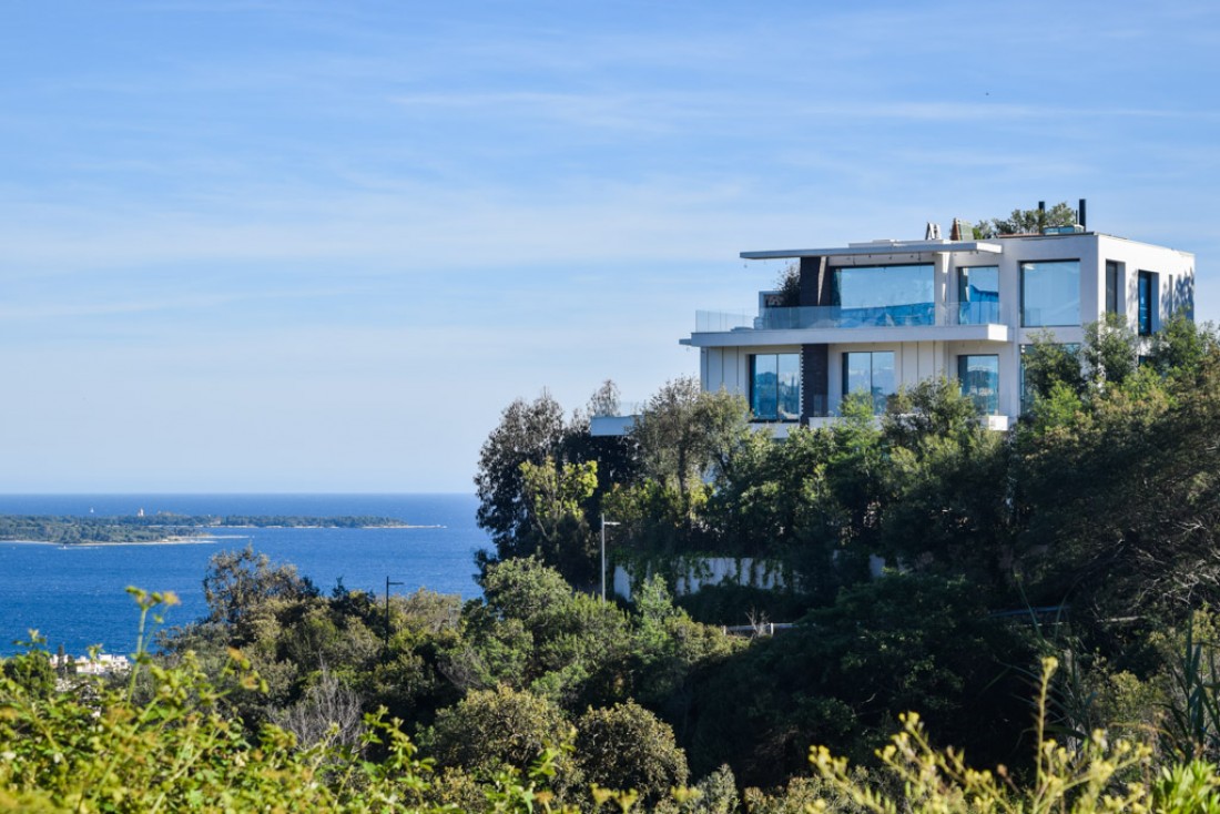 Villa perché sur la colline de La-Croix-des-Gardes © Yonder.fr