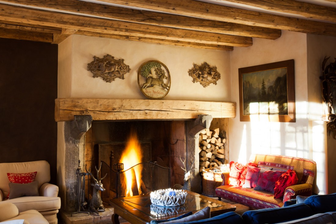 À l'intérieur du très chaleureux salon du Chalet : feu de cheminée et décoration cosy © Siraudeau